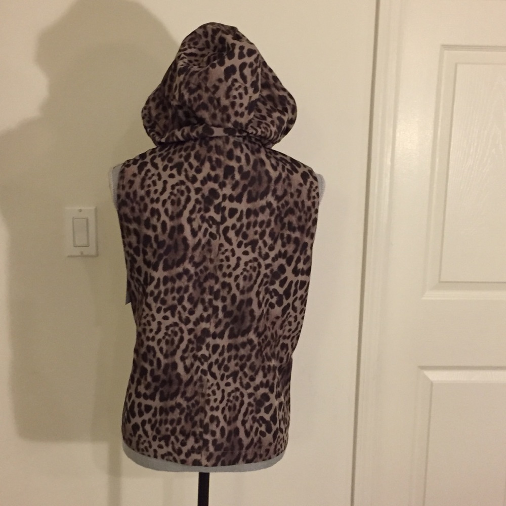 VINCE CAMUTO - Leopard Print Hooded Cargo Vest - Picture 3 of 10